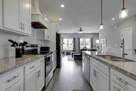 New Build 5 Min To Broadway Sleeps 10 Villa NashvilleNashville  Kültér fotó