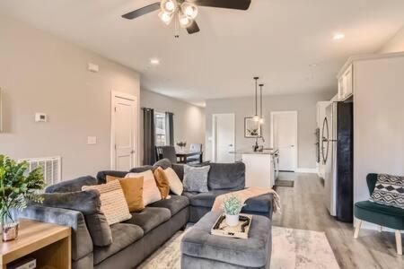 New Build 5 Min To Broadway Sleeps 10 Villa NashvilleNashville  Kültér fotó